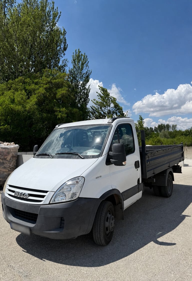 Nákladné vozidlo Iveco určené na dovoz kameniva a stavebného materiálu zákazníkom VIZU Stavebniny.