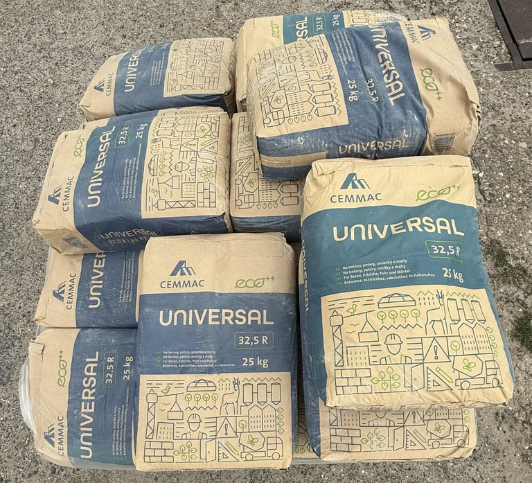 Vrecia cementu CEMMAC Universal 32,5 R s hmotnosťou 25 kg v ponuke VIZU Stavebniny.