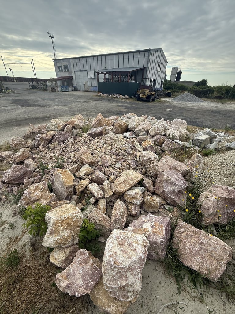 Prírodné ružovo-biele okrasné kamene rôznych veľkostí vhodné do záhrad a skaliek, dostupné vo VIZU Stavebniny pri Leviciach.