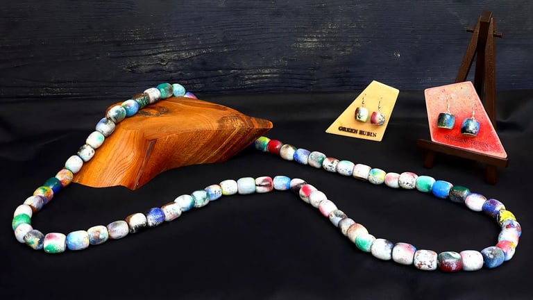 Langes Collier aus bunt lackierten Buchenholzperlen sowie zwei passende Ohrring-Paare