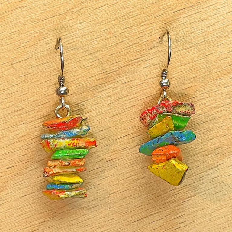 Kunstvolle Ohrringe aus übereinander gestapelten, bunten Holzstücken