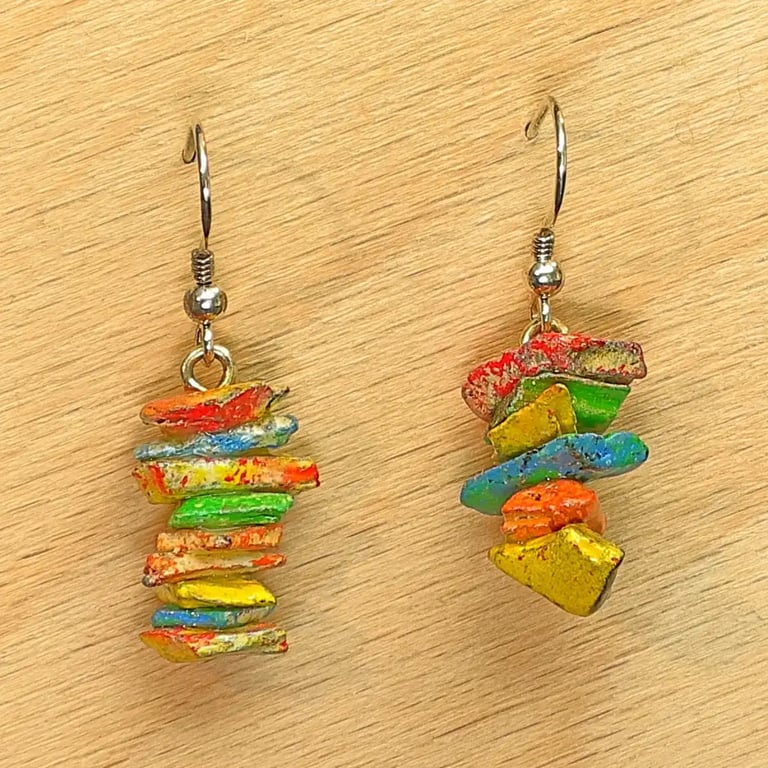 Kunstvolle Ohrringe aus gestapelten, bunten Holzstücken