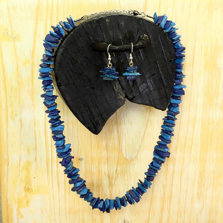 Kunstvolles, kurzes Collier aus blauen Holzstücken und dazu passenden Ohrringen