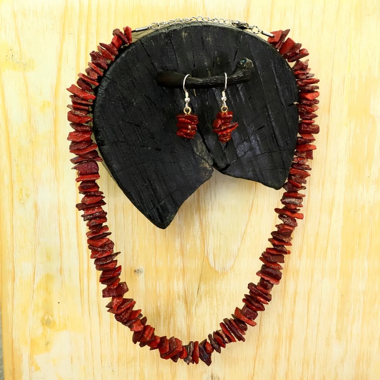 Kunstvolles, kurzes Collier aus roten Holzstücken und dazu passenden Ohrringen