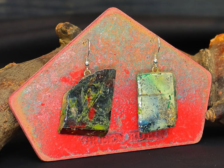 Kunstvolle, abstrakt bemalte Ohrringe aus zwei unterschiedlich großen Holzstücken