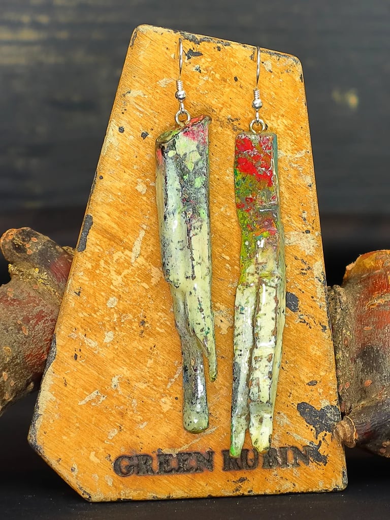 Kunstvolle, abstrakt bemalte Ohrringe aus zwei langen Holzsplittern