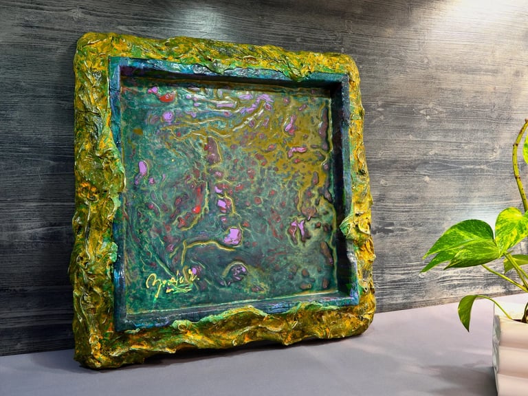 Abstraktes Acrylbild mit kunstvollem, gelbgrünen Gipsrahmen