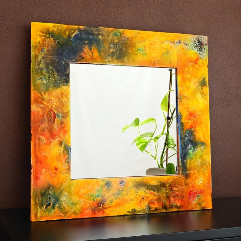 Eleganter Spiegel mit abstrakt bemaltem Rahmen in den Farben Gelb, Blau und Orange