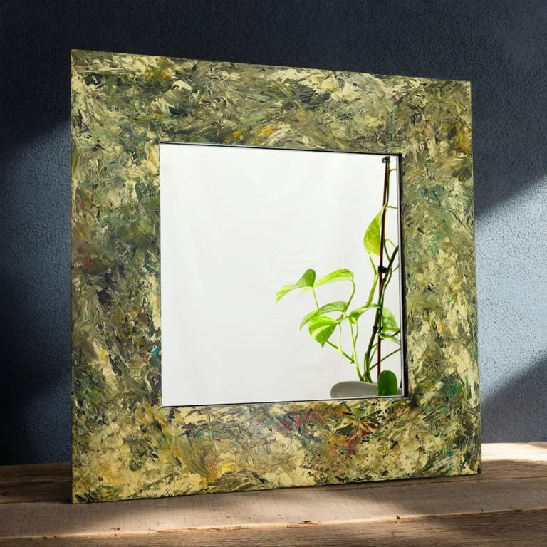 Eleganter Spiegel mit abstrakt bemaltem Rahmen in unterschiedlichen Grautönen, Weiß und Schwarz