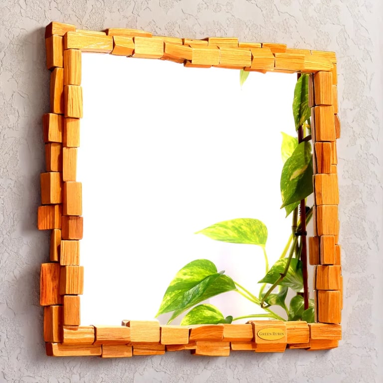 Spiegel mit kunstvollem Rahmen aus hellen, naturbelassenen Holzscheiten