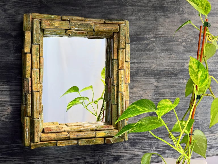Unikaler Spiegel mit rustikalem Rahmen aus mittelgroßen, antikgrünen Holzscheiten