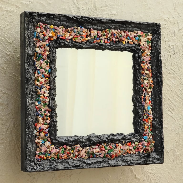 Spiegel mit kunstvollem, schwarzen Gipsrahmen und Inlay aus kleinen, bunten Holzstücken