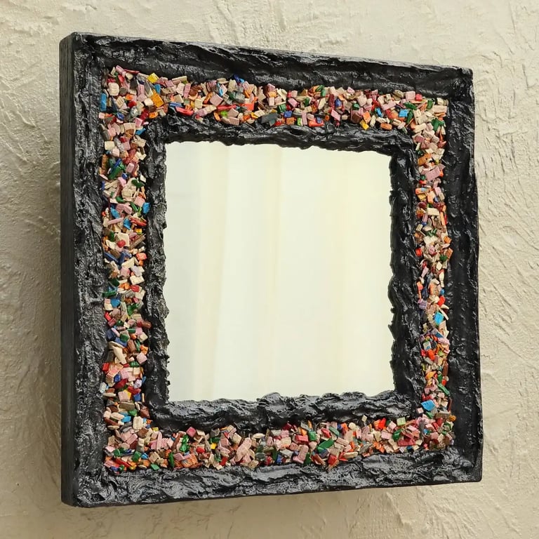 Spiegel mit kunstvollem, schwarzen Gipsrahmen und Inlay aus kleinen, bunten Holzstücken
