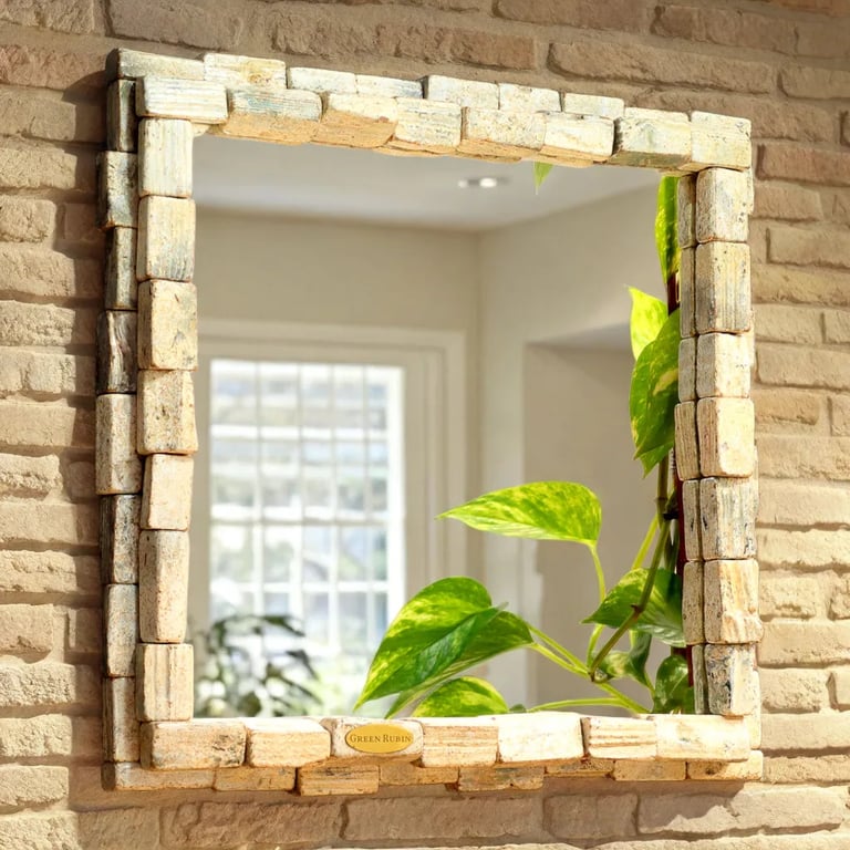 Nobler Spiegel mit kunstvollem Rahmen aus weiß gescheckten Holzscheiten