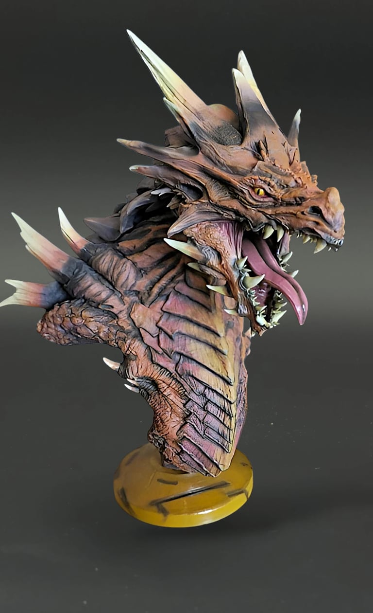 Escultura artesanal de dragón modelada y pintada a mano