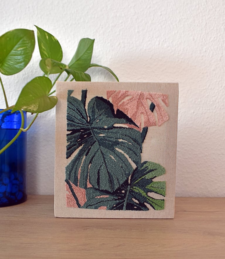 Cuadro bordado Monstera