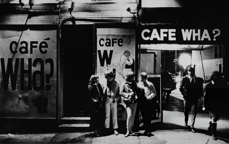 Grupo de personas fuera del Cafe Wha?, Greenwich Village, New Yorrk, 1966. (Jack Manning/Getty Images)