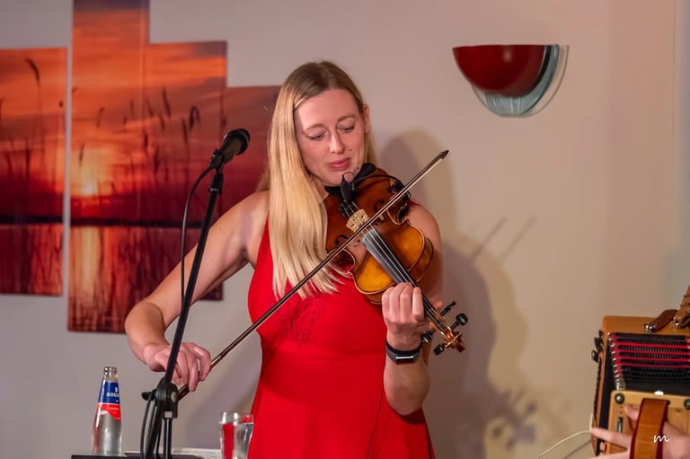 violiste Ietsje van The Doggy Few frontaal spelend in Katwijk