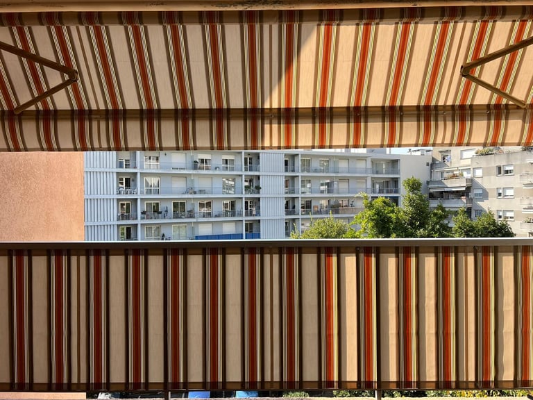 Store banne rayé pour balcon à Vence