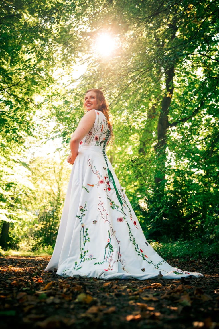 Robe de mariée fleurie traine verte sur mesure nature idyia creations