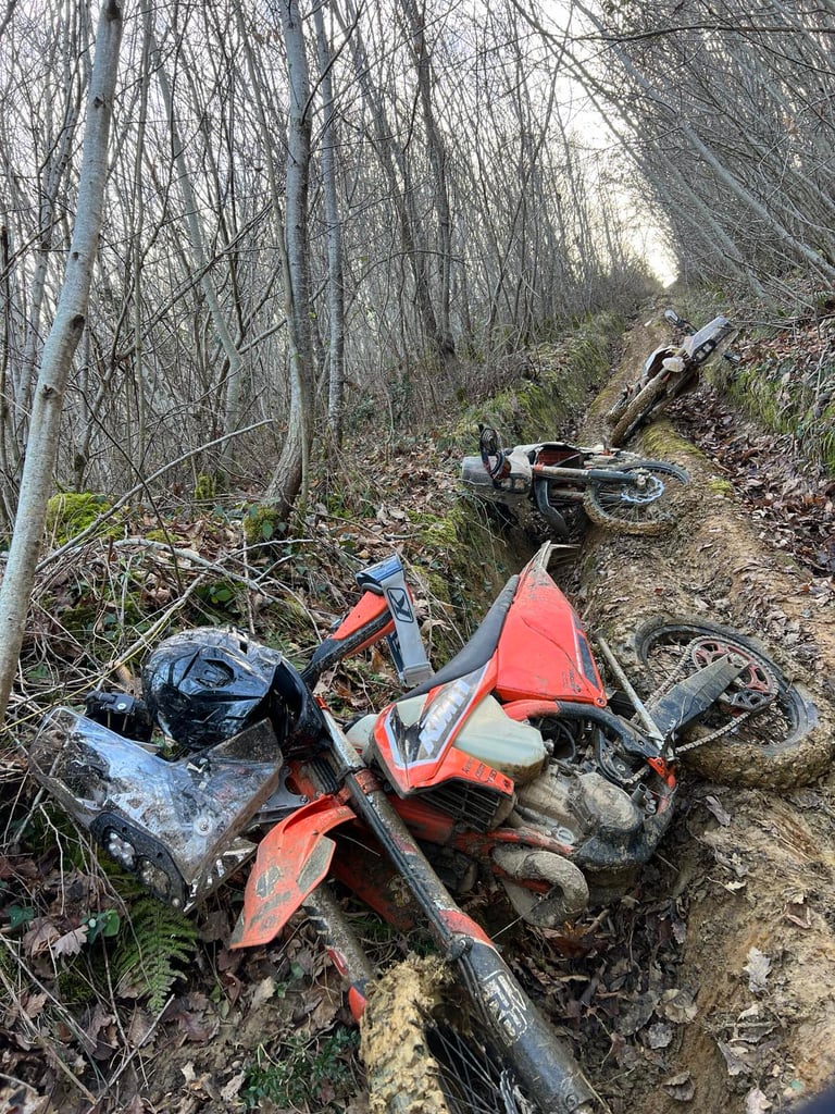 trois ktm enduro dans chemin avec rally