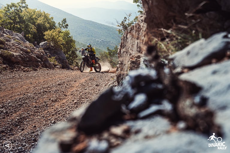 pilote moto dérapage piste gravier paysage croatie