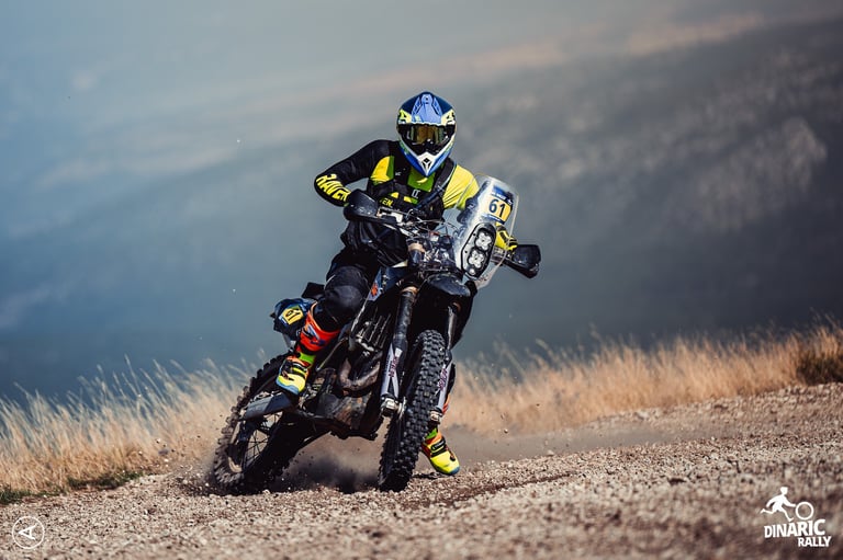 pilote moto dérapage piste gravier paysage croatie
