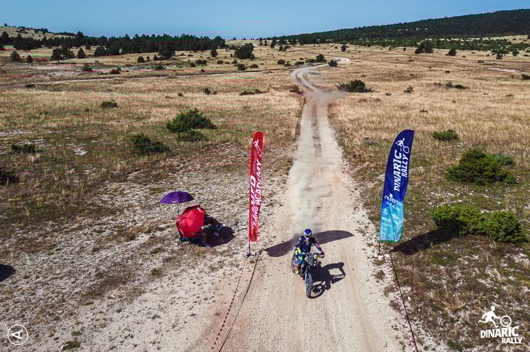 pilote moto dérapage piste gravier paysage croatie