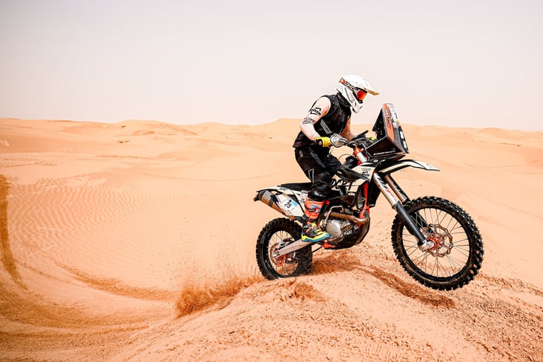 moto rally dans dunes wheeling