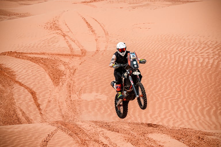 moto saute pendant rally dans dunes