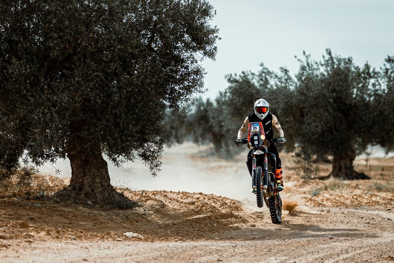 action shot moto rally oliviers sur piste gravier