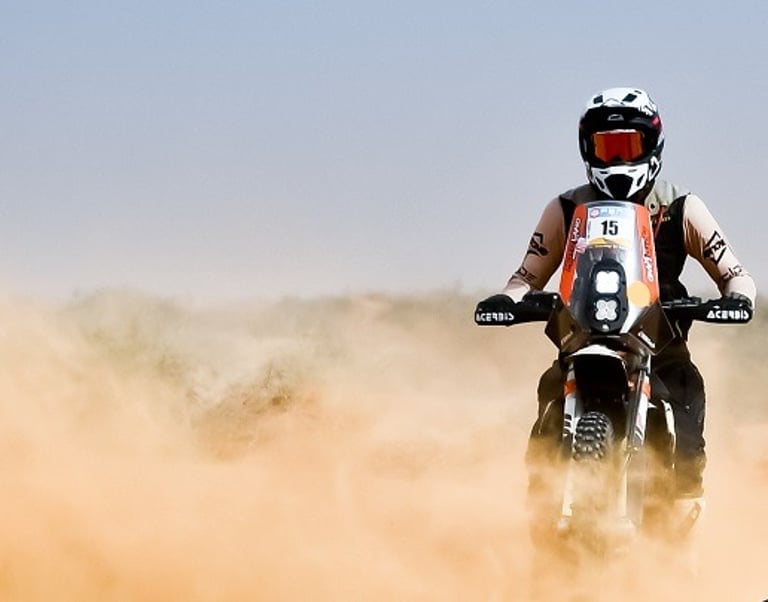 moto rally dans dunes