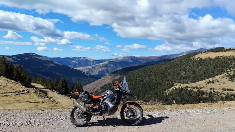 moto aventure sur chemin gravier paysage montagne pyrenees