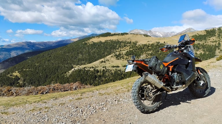 moto sur chemin gravier paysage montagne pyrenees