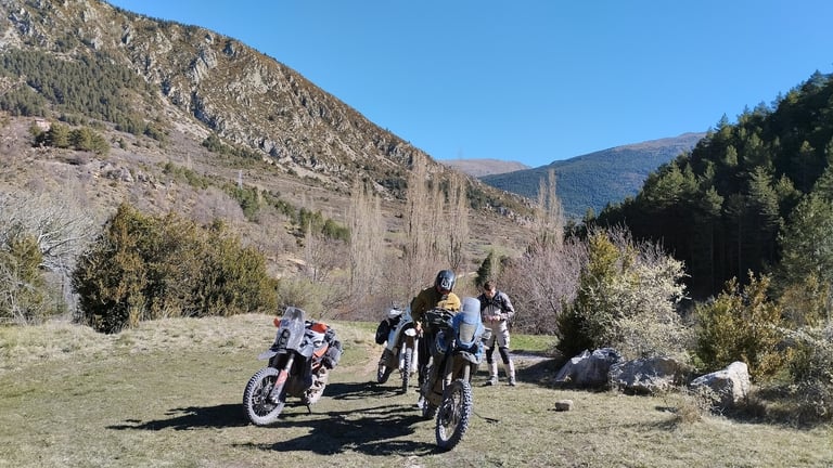 moto camarades aventure sur chemin gravier paysage montagne pyrenees