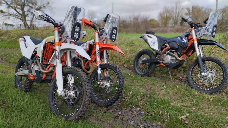 trois ktm enduro transformée en moto rally