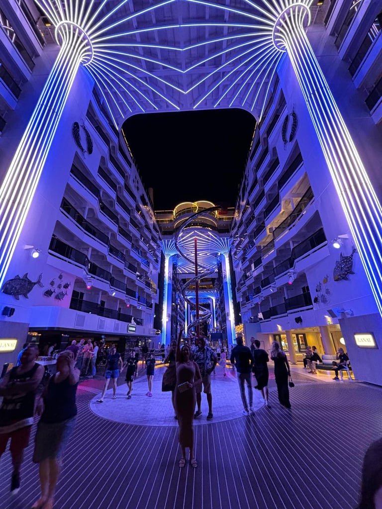 Pasillo principal de MSC World Europa