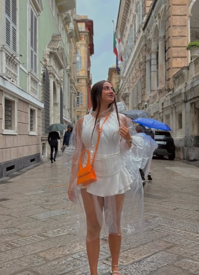 Chica paseando por calle de Italia