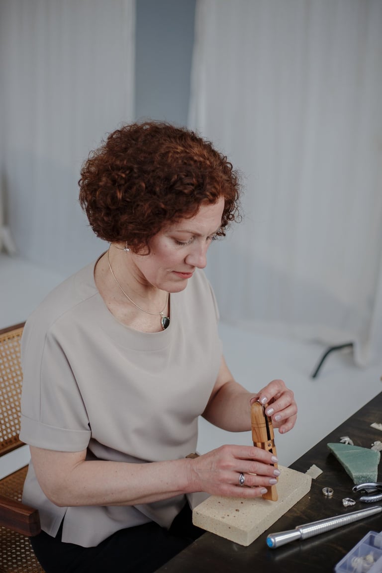Viju Jewelry įkūrėja Vida matuoja sidabrinį papuošalą.