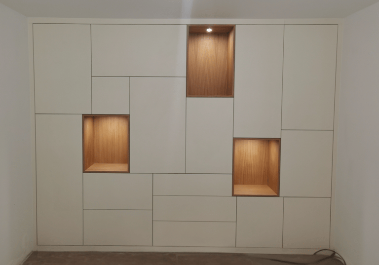 mur déstructuré blanc avec niches en bois clair éclairées