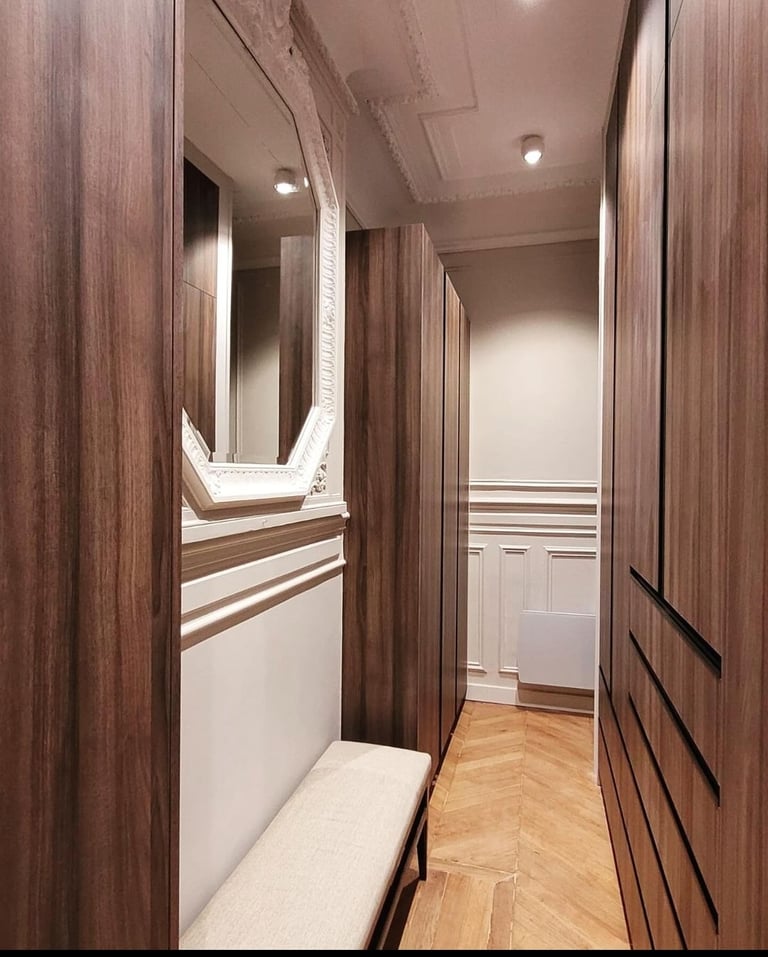 dressing sur mesure mettant en valeur les moulures de l'appartement