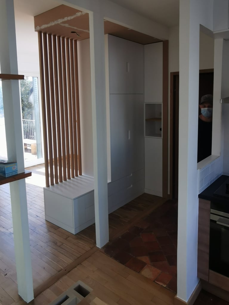 meuble entrée structurant cloisonnant l'entrée et offrant des rangements