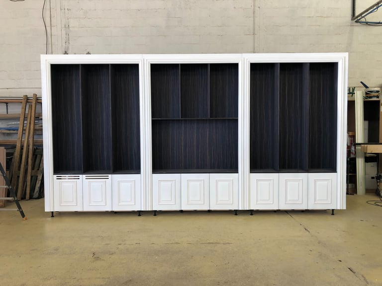 bibliothèque XXL alliant ébène et moulures laquées