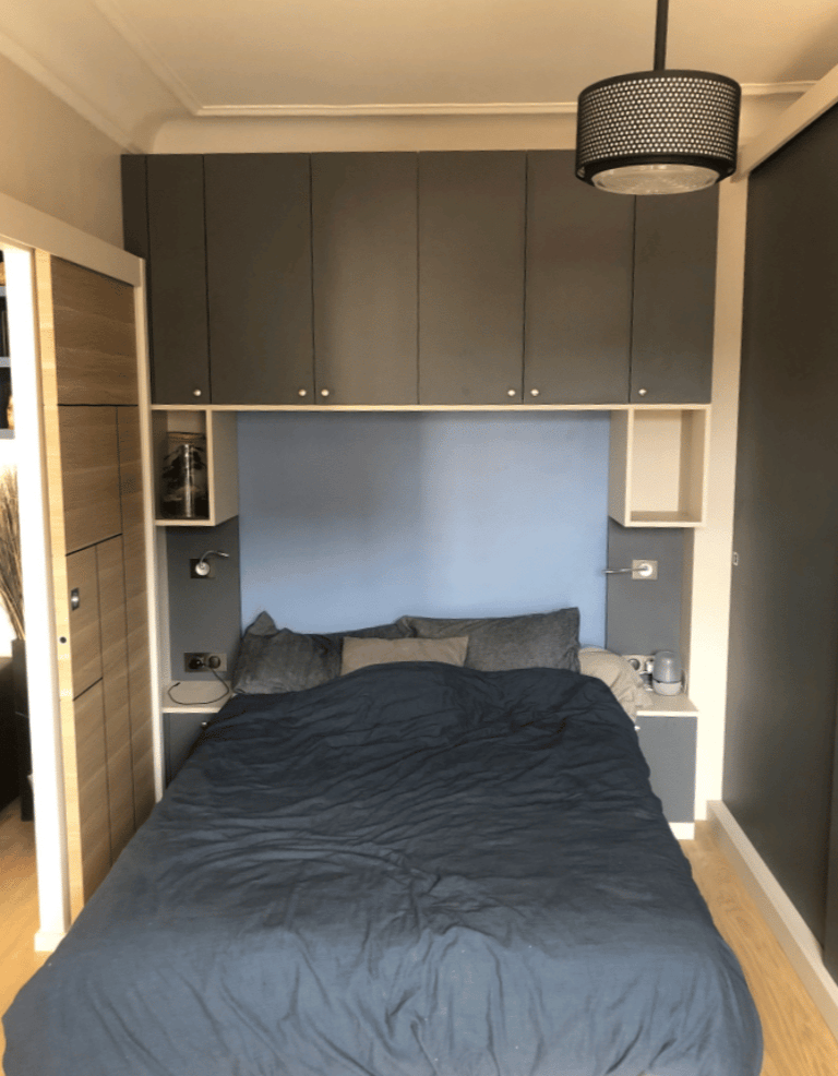 une tête de lit pour optimiser le petit espace de cette chambre