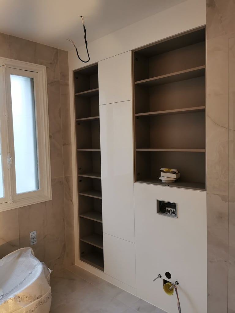 intégration moderne des WC dans un espace salle de bain