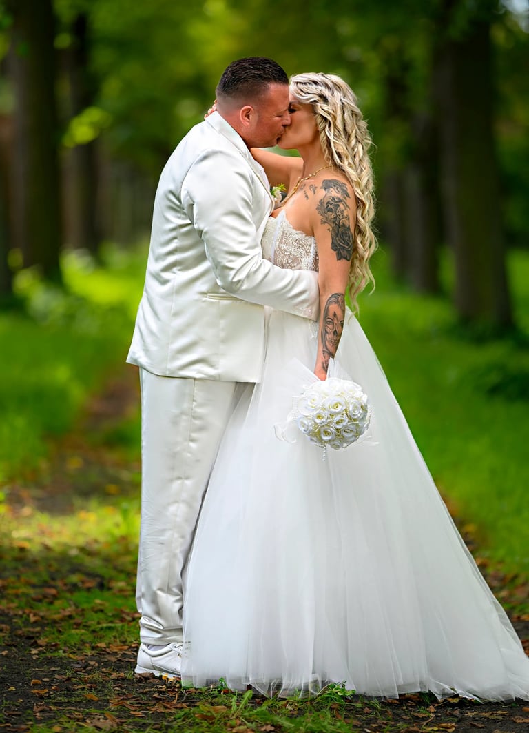 Kuss des Brautpaares im Grünen am Möhnesee – emotionales Hochzeitsfoto von Fotograf am Möhnesee.