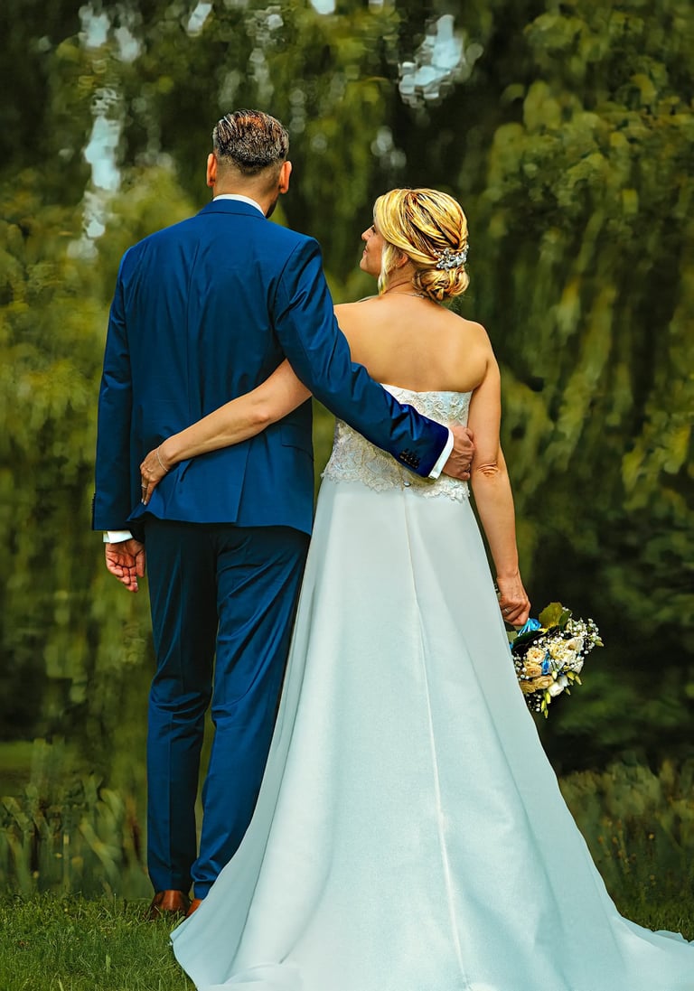 Braut mit Blumenstrauß und Bräutigam im blauen Anzug – Fotograf am Möhnesee