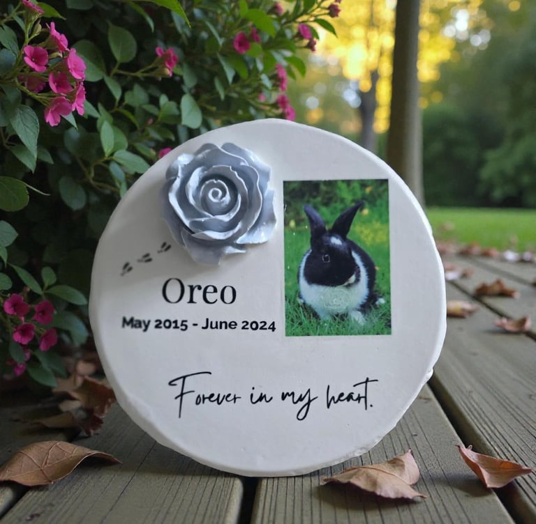 pet memorial made of hydrostone with small rose