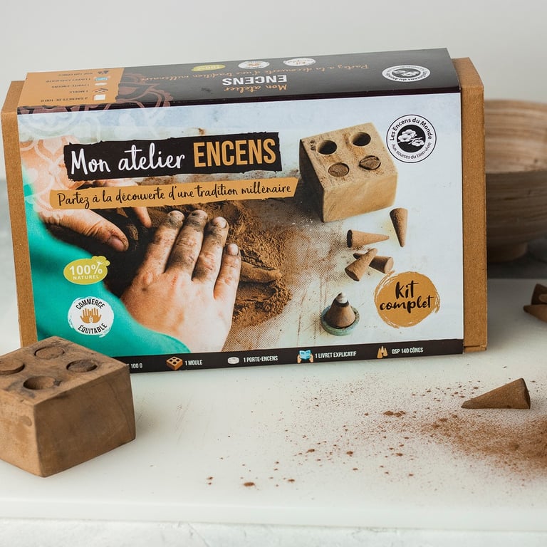 Coffret ENCENS DIY avec fond poudre, design Marion Guizzardi, directrice artistique, Montpellier. Photo Océane Duveau.