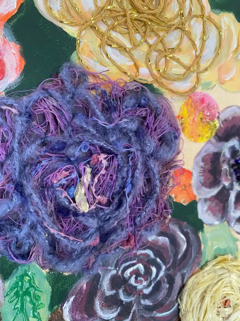 Collage textile Xirkys : fleur en laine violette et broderie dorée en relief.